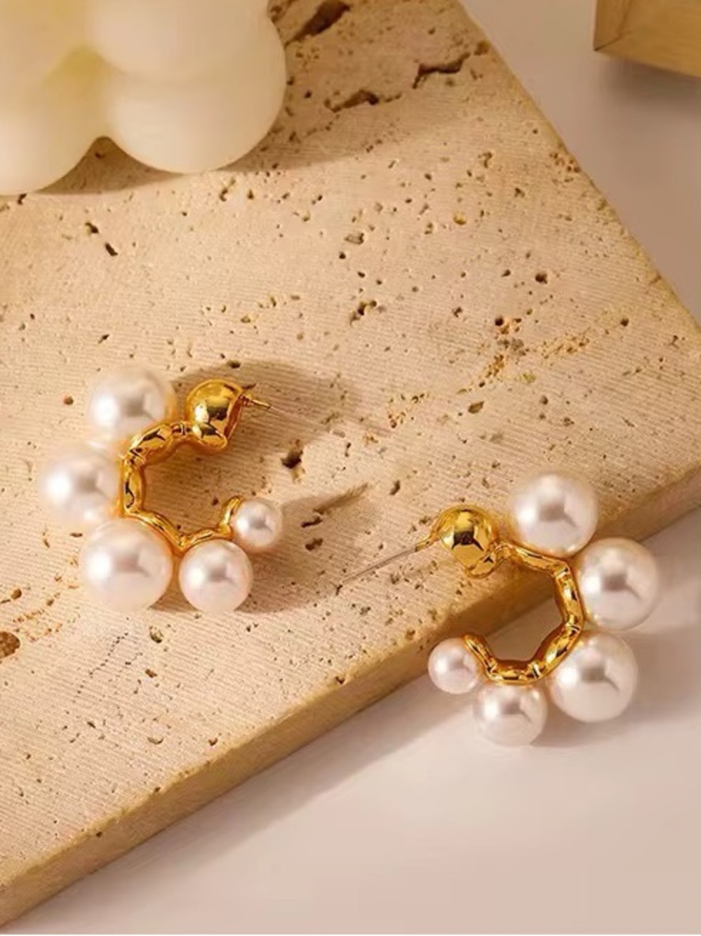 ***Exquisite High-Quality Gold Pearl Cluster Hoop Earrings